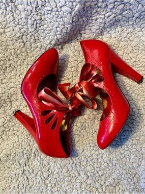 VINTAGE 2008 Betsey Johnson Terra Red Patent Mary Jane Ribbon Heels Sz 6.5.